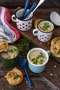质朴搪瓷杯中的奶油蘑菇汤和新鲜的parley图片
