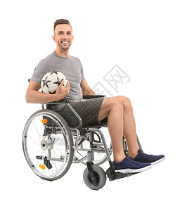 带着球的年轻人坐在轮椅上白图片