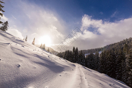 美丽的冬季风景在Moutains与新鲜的雪图片