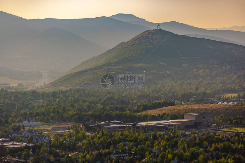 犹他州公园城区一般地区的豪华住房位于西北荒凉的树木地貌的山丘上图片