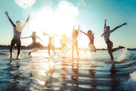 一群在海上玩得开心的朋友在沙滩暑假的快乐图片