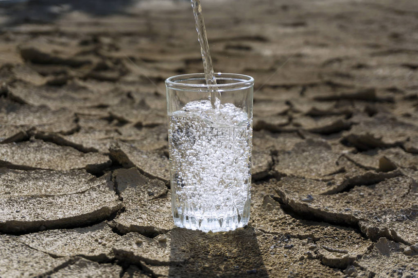 纯净的清净淡水倒入一个玻璃杯瓶中图片