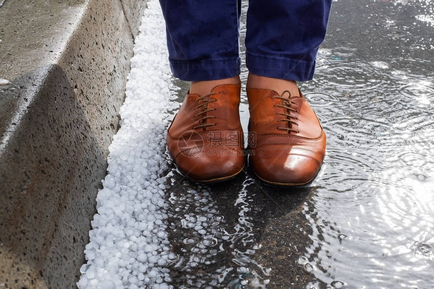 冰雹暴风雨之后在冰冻岩石图片