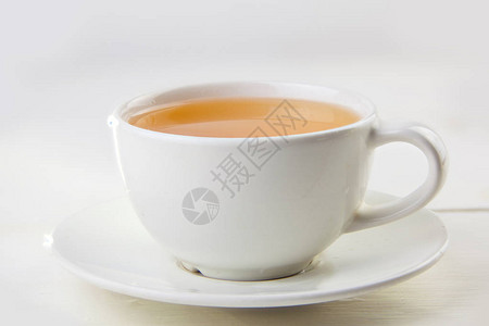 桌上有绿茶的瓷杯高清图片