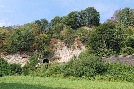 德国Eifel地区Brohltal山谷Trass洞穴旁边的铁路公隧道图片