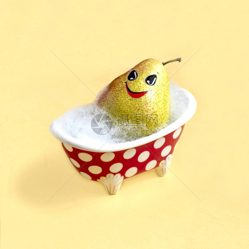用肥皂泡沫洗澡的成熟梨食品卫生的概念食品的卫生加工创意想象力和幻图片