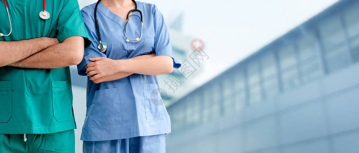 两名医院工作人员外科医生医生或护士双臂交叉站在医院里医疗保图片
