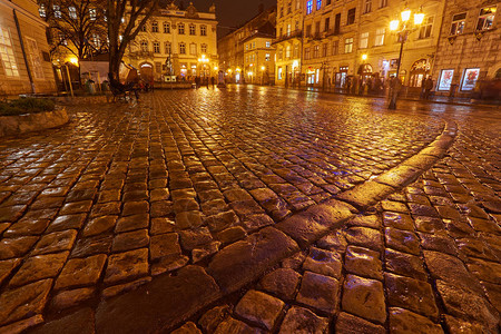 神秘的狭窄巷子夜里在一个欧洲古图片
