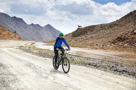 在高山的路上骑着山上骑脚踏车的人面对天图片