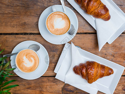 咖啡和羊角面包早餐咖啡厅文化有两个小杯卡图片
