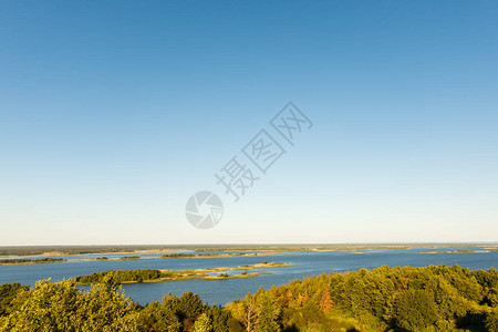 萨马拉市附近的伏尔加河旅游地段高处的景色图片