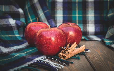 成熟的秋天苹果和温暖的羊毛围巾冬季香料图片