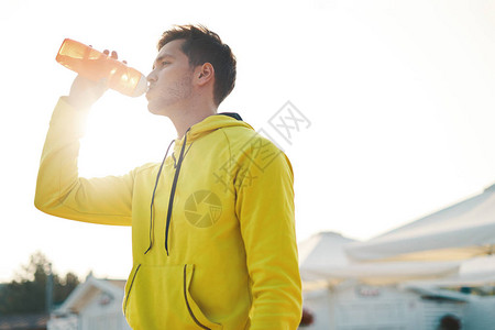 榆柳荫后檐体育概念男子在海滩锻炼后喝水口渴的健康运动男与健康的身体喝清凉饮料跑步或户外训练背景