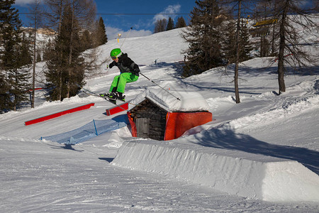 滑雪者在行动在高山滑雪公园跳台滑雪图片