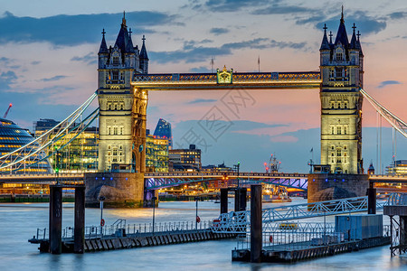 黄昏时分伦敦著名的灯火通明的塔桥图片