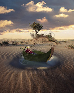 一个人睡在一条漂浮在池塘中的船上图片