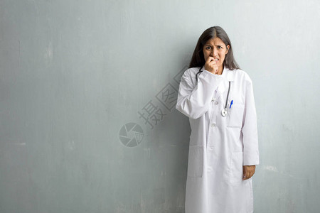 印度年轻女医生靠墙咬指甲图片
