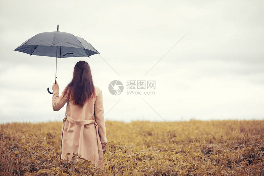 秋天的小女孩在多雨的天气里图片