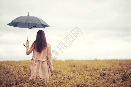 秋天的小女孩在多雨的天气里图片