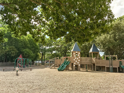 公共木制儿童游乐场图片