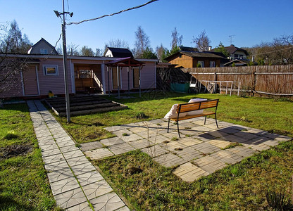 俄罗斯春天郊区的长木凳图片