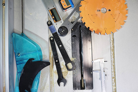 制造零部件过程中使用工具和电锯进行车间工作图片