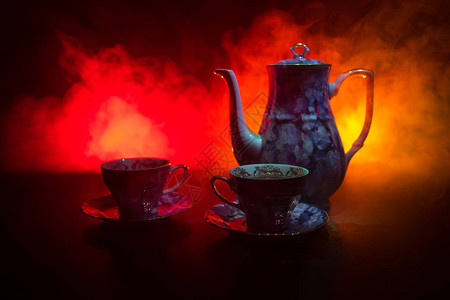旧的老式陶瓷茶或咖啡壶图片