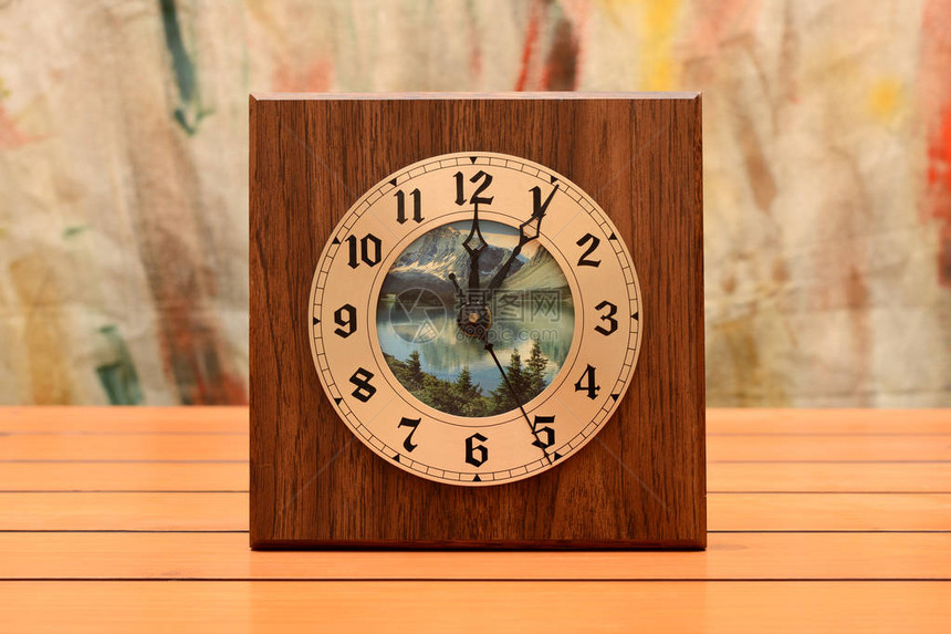 桌上的木制挂钟时间概念图片