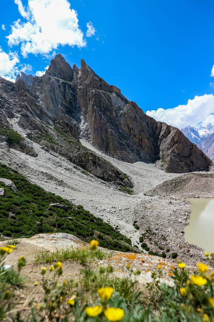 夏季莱拉峰和贡多戈罗冰川喀喇昆仑山的美丽景观图片