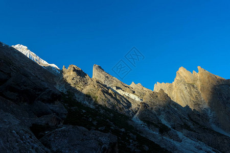 夏季莱拉峰和贡多戈罗冰川喀喇昆仑山的美丽景观背景图片