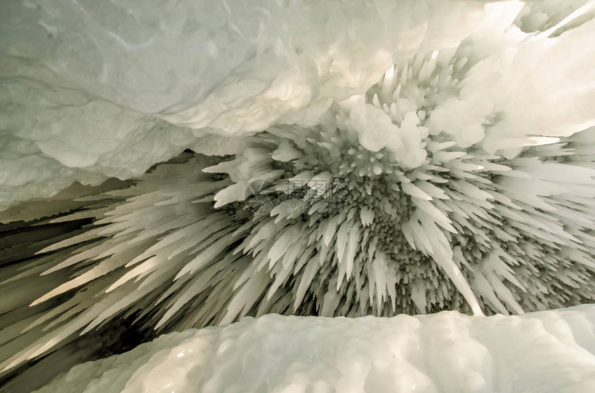 白冰柱在贝加尔湖附近冰冻的冰墙上图片