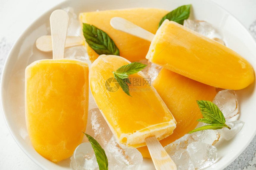 冰棒冰棒和糖橙汁粘在棍子上用冰的白图片