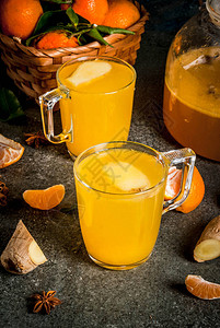 橘子姜茶配肉桂和茴香配料在深石背景图片