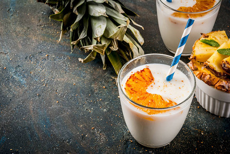印度食品和饮料焦糖化菠萝Lassi鸡尾酒深蓝图片