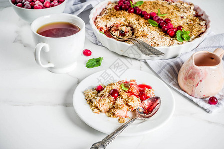 传统的冬季秋冬糕饼自制派在白大理石桌上用苹果和红莓粉碎图片