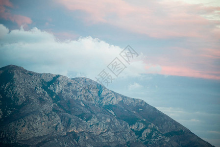 布德瓦的美丽风景黑山海和山图片