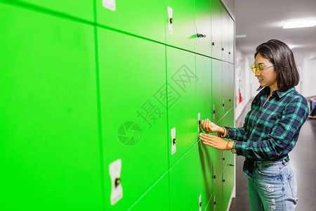 绿色自动化自助邮政终端机或储物柜接收包裹或图片