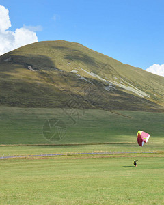 在火山脉中间的滑翔伞图片