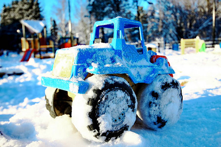 雪冬背景寒冷天气中的玩具车图片