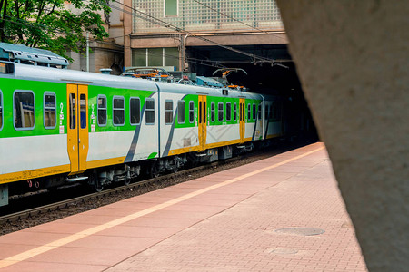 电动客运列车到达华沙波兰的火车站该车图片