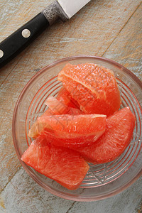 准备健康的葡萄柚段背景图片