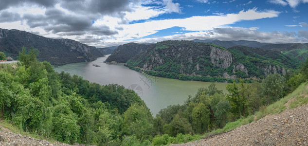 多瑙河和罗马尼亚从塞尔维亚GoloBrdoBareHill和公园图片