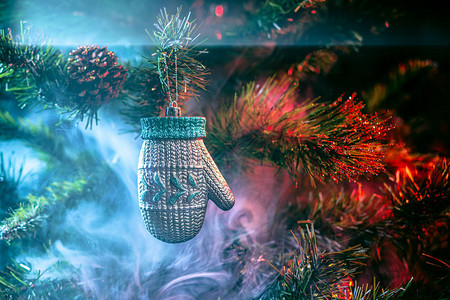 闪发光的圣诞金球被彩色紫红色烟雾浸泡在圣诞节树上图片