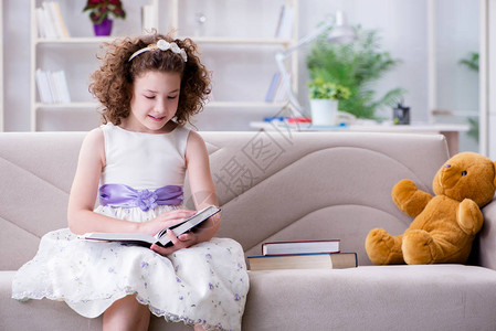 在家看书的小女孩图片