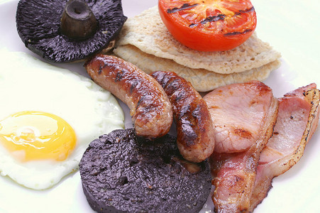 煮熟的全套英式早餐图片