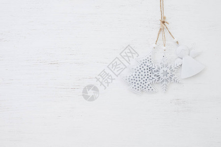 圣诞节背景金属质朴的圣诞装饰品挂在白木和复图片