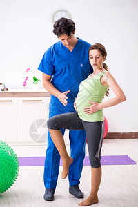 孕妇和教练一起做体育锻炼图片