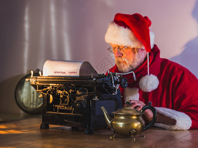 圣诞老人在旧打字机上给人们写口信圣诞老人失灵图片