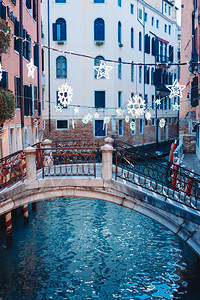 在意大利威尼斯的平面狭窄运河上拍摄Gondo图片
