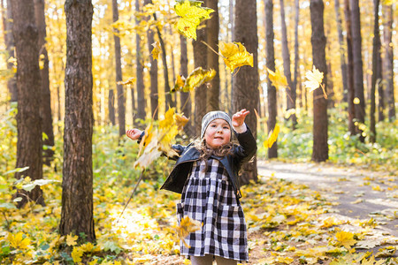 秋天季节和儿童概念快乐的小女孩在公园图片